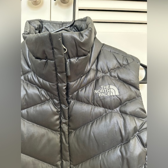 The North Face 550 Puffer Vest. Size Small. - Picture 2 of 4